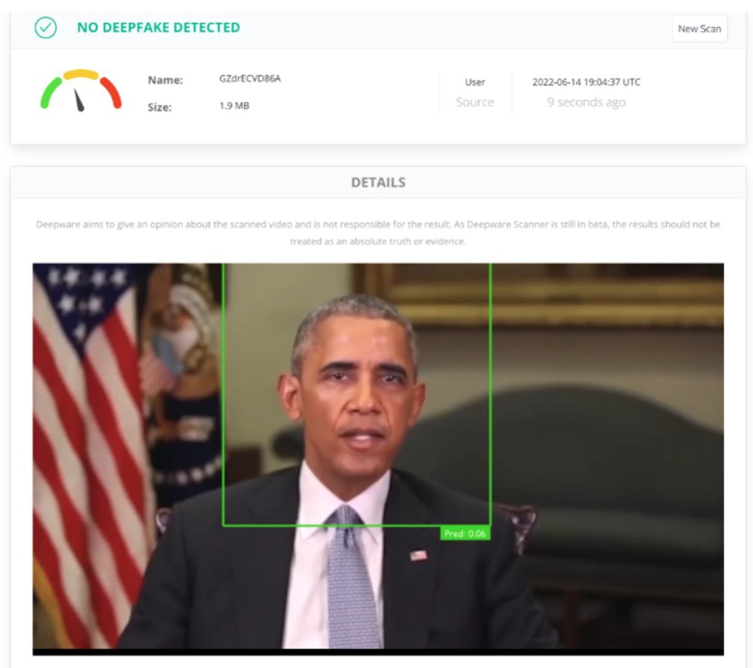 Skjermbilde av programvare for deepfake-deteksjon som analyserer en video av en person i formelle omgivelser. Programvaren viser 'NO DEEPFAKE DETECTED' og fremhever ansiktsregioner for verifisering.
